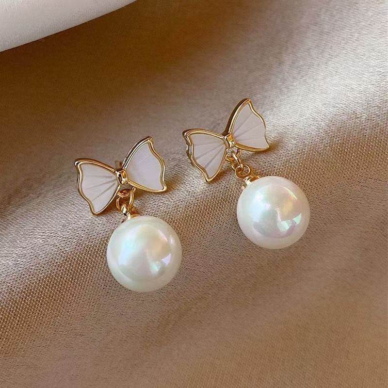 Elegant and Sophisticated Stud Earrings with Bowknots